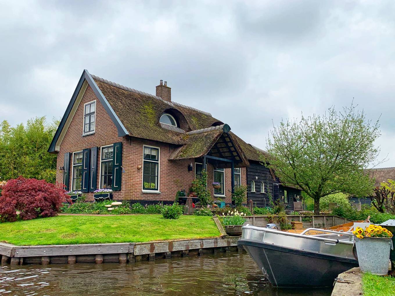 30 euro cho hai giờ lái thuyền quanh 'làng cổ tích' ở Hà Lan